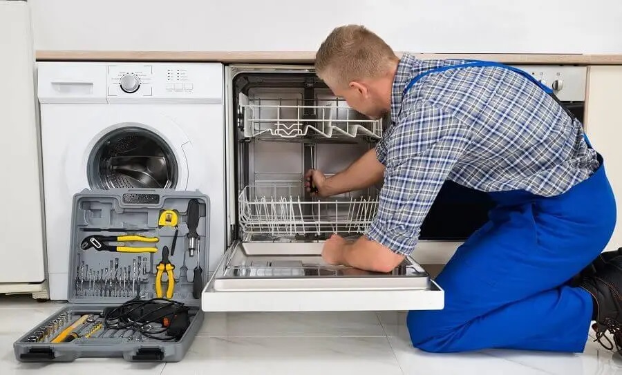 Mamak Miele servisi teknisyen ekibi beyaz eşya tamiri yaparken